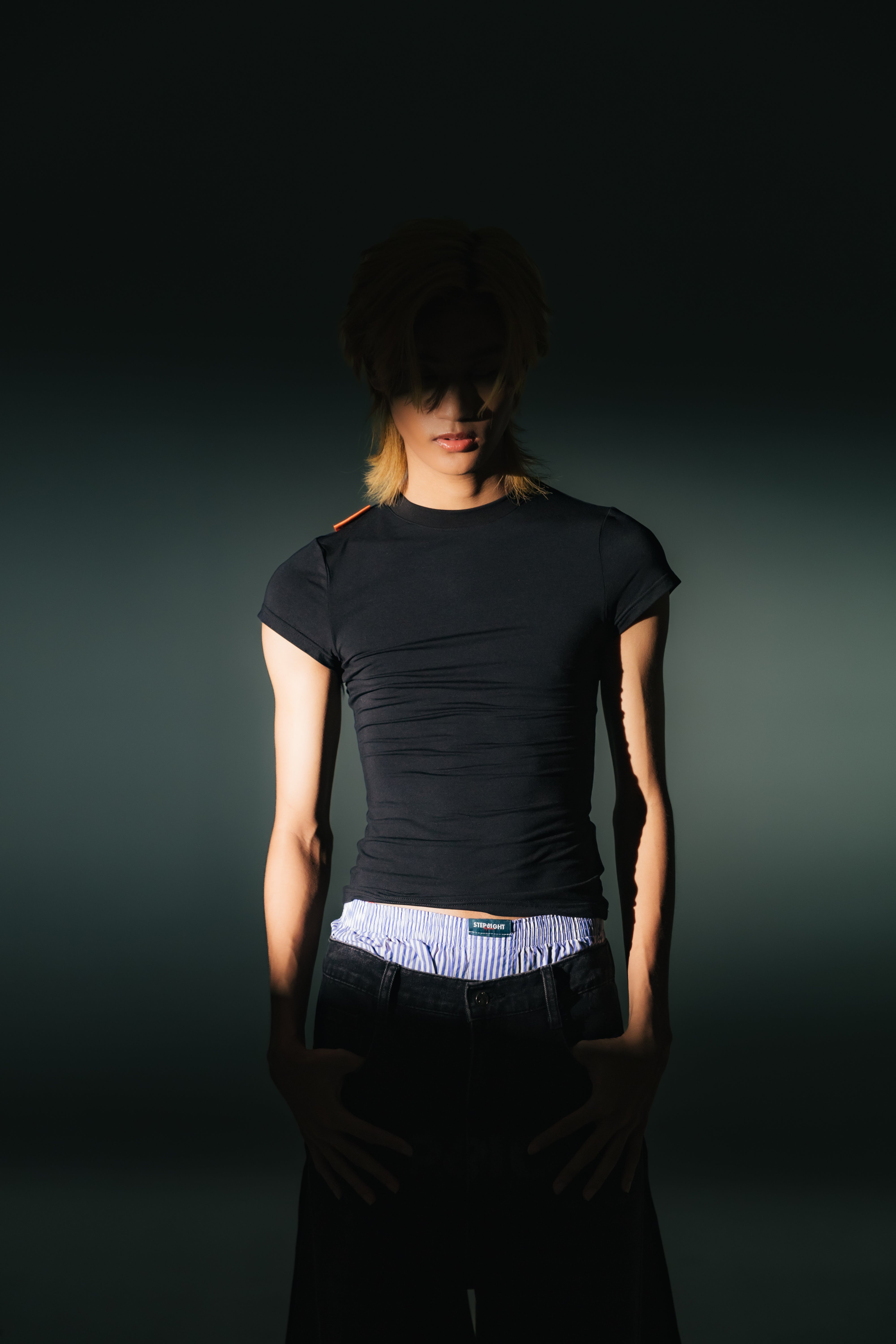 BLACK FITTED MONO TEE